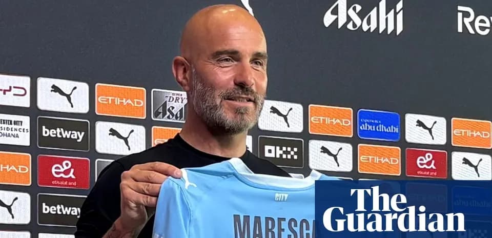 Entrenador presenta camiseta de Manchester City en conferencia