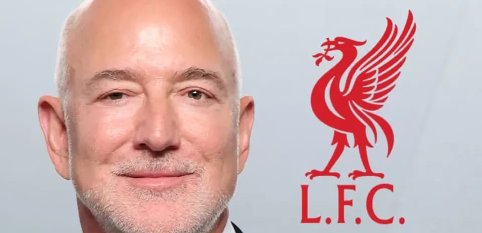 Hombre con fondo del logo de Liverpool FC