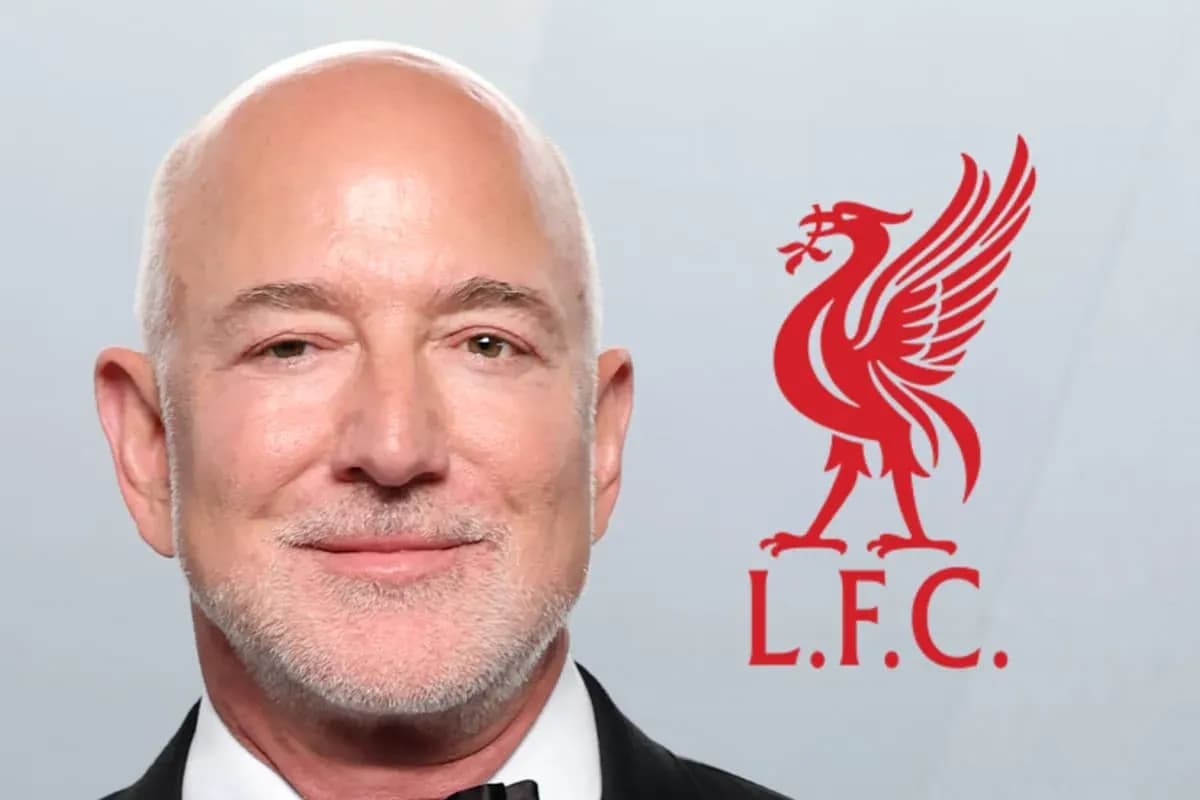 Hombre con fondo del logo de Liverpool FC