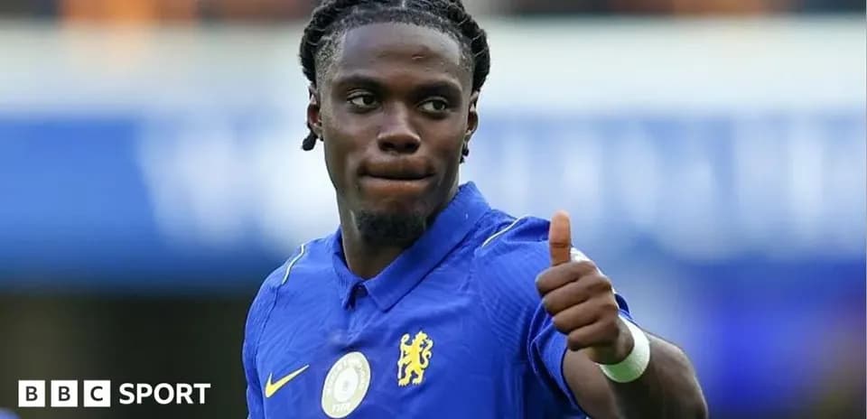 Jugador de Chelsea levantando el pulgar en el campo