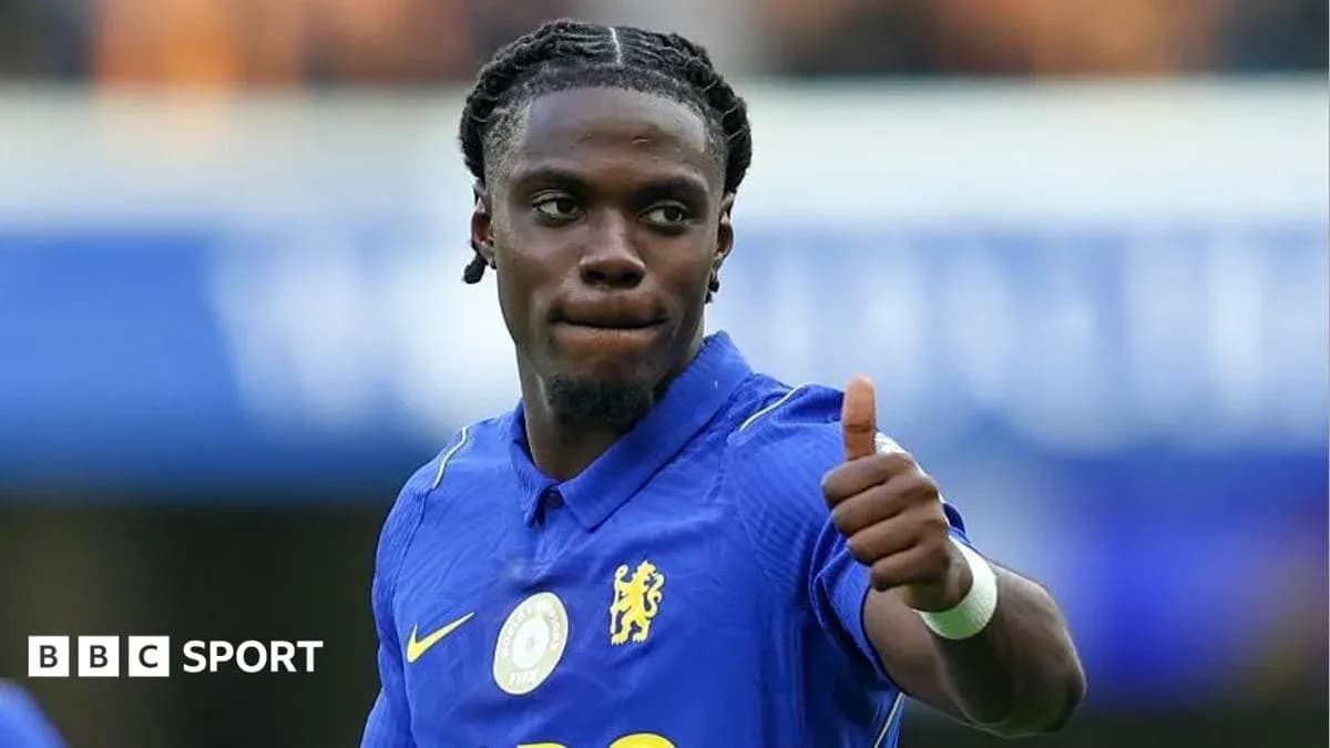 Jugador de Chelsea levantando el pulgar en el campo