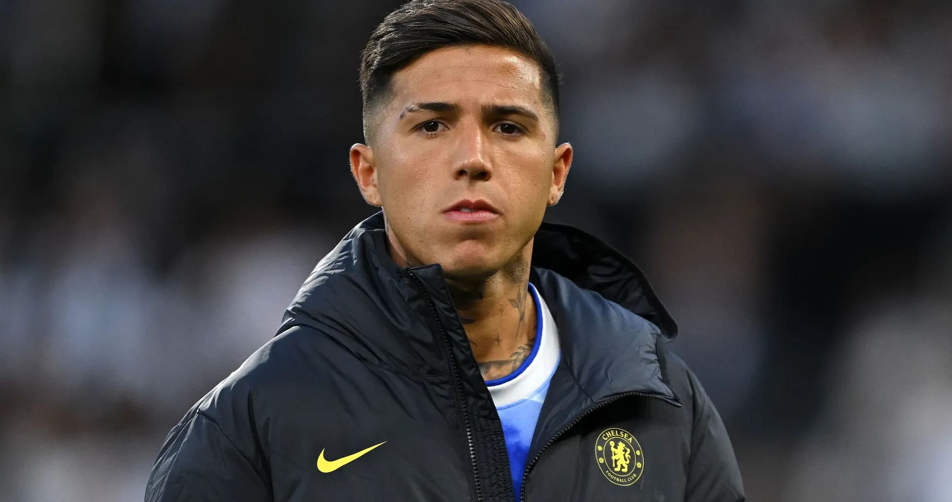 Jugador de Chelsea en el banquillo antes del partido