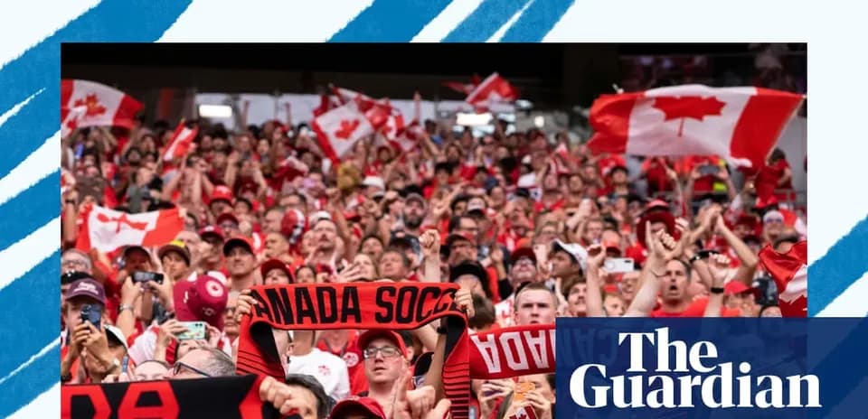 Aficionados animando con banderas en el estadio