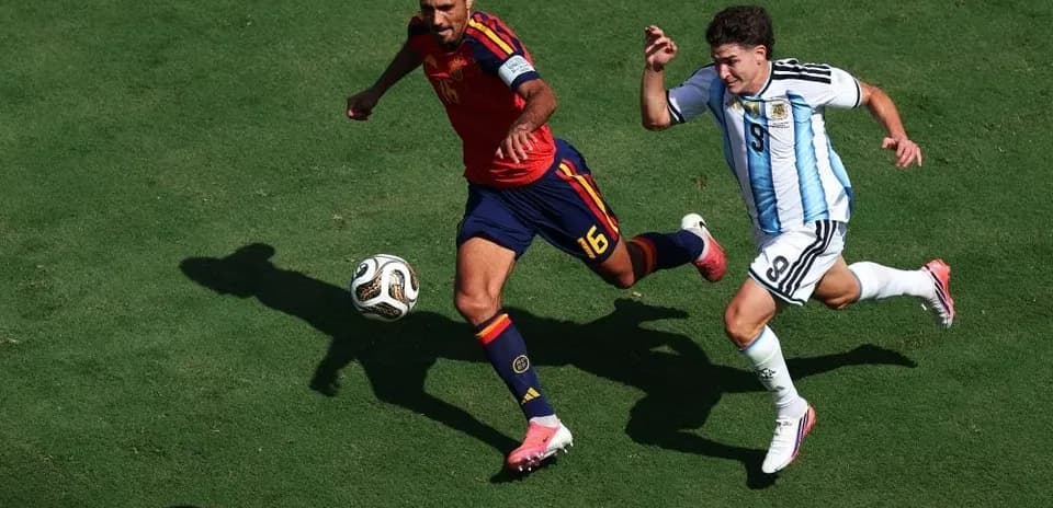 Jugadores compitiendo por el balón en el campo