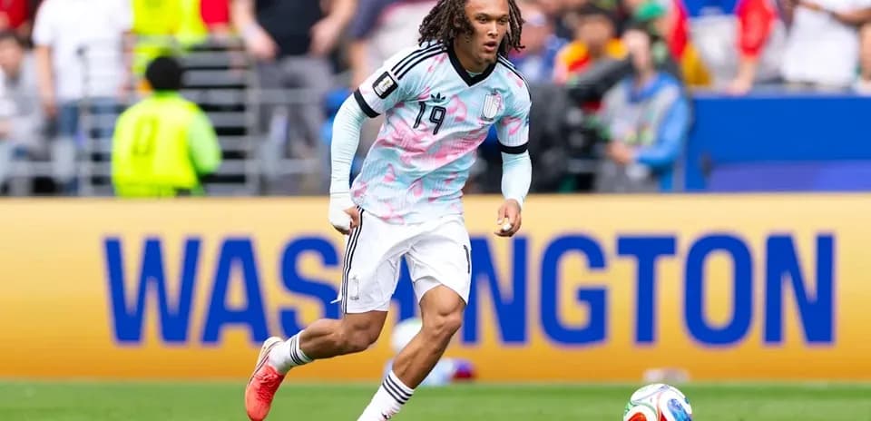 Jugador corriendo con balón en partido de fútbol
