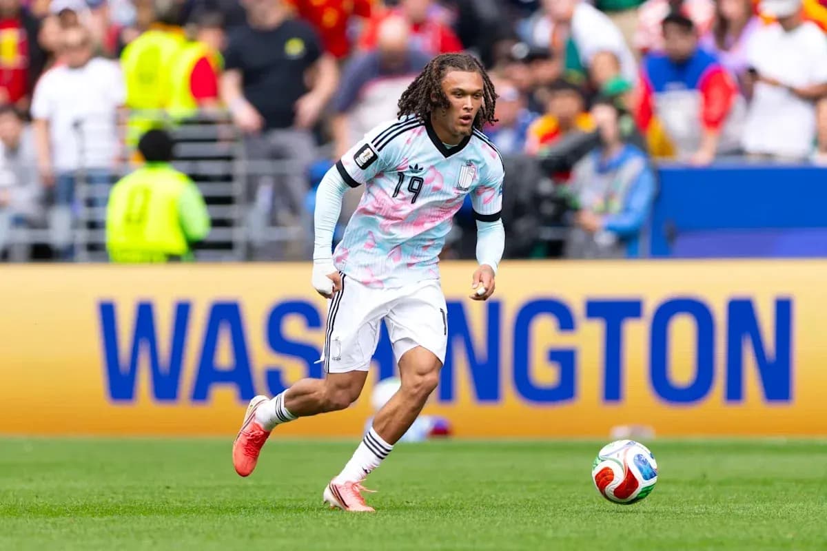 Jugador corriendo con balón en partido de fútbol