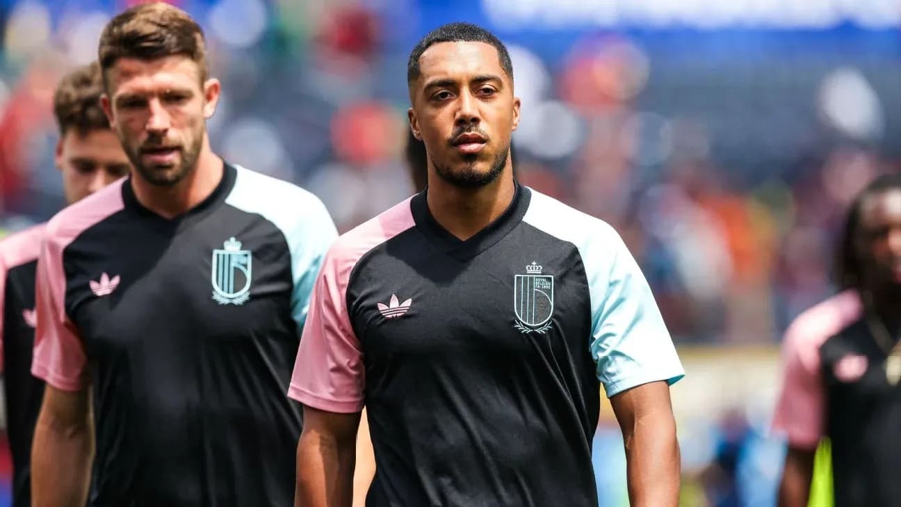 Jugadores caminando antes del partido en uniforme