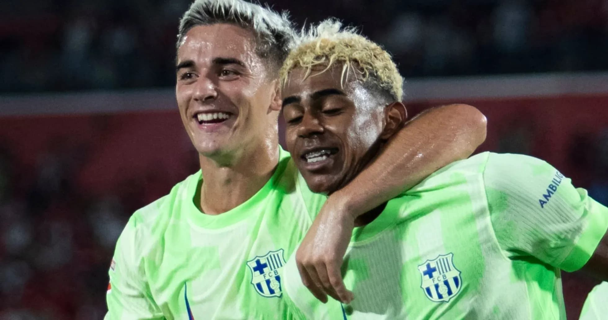 Dos jugadores abrazándose tras un gol anotado