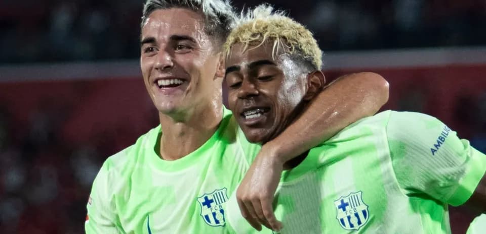 Dos jugadores abrazándose tras un gol anotado