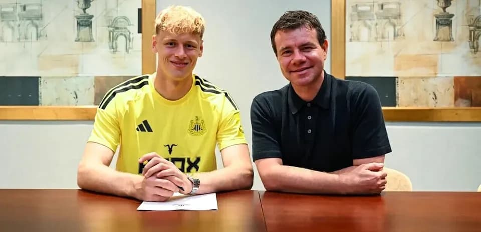 Jugador de Newcastle firmando contrato con directivo