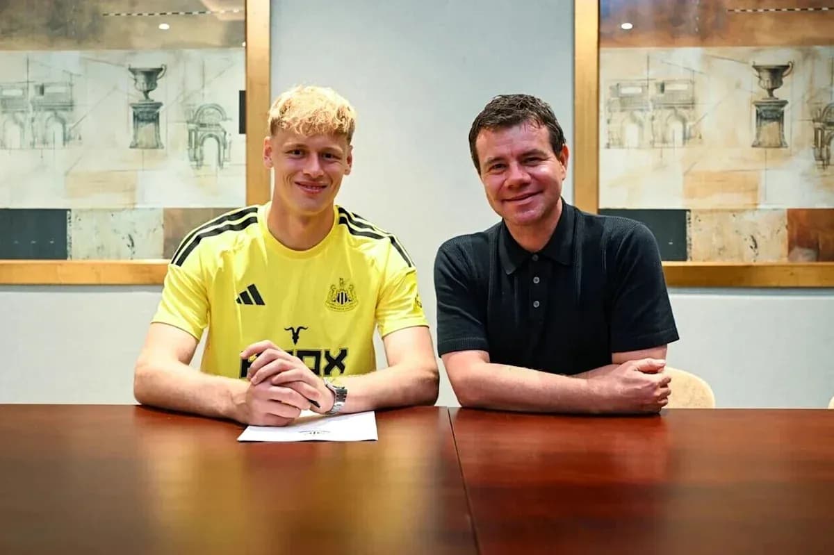 Jugador de Newcastle firmando contrato con directivo