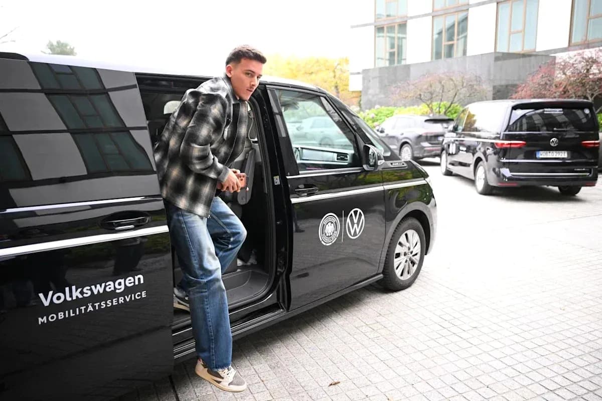 Jugador saliendo de vehículo Volkswagen en un hotel