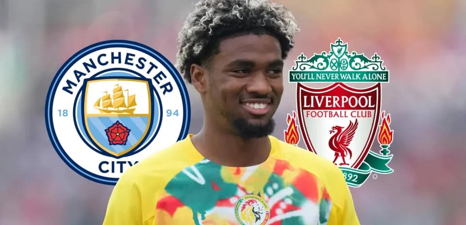 Jugador sonriente con camisetas de Manchester City y Liverpool