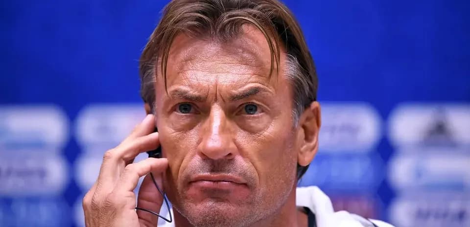 Entrenador en conferencia de prensa con auriculares