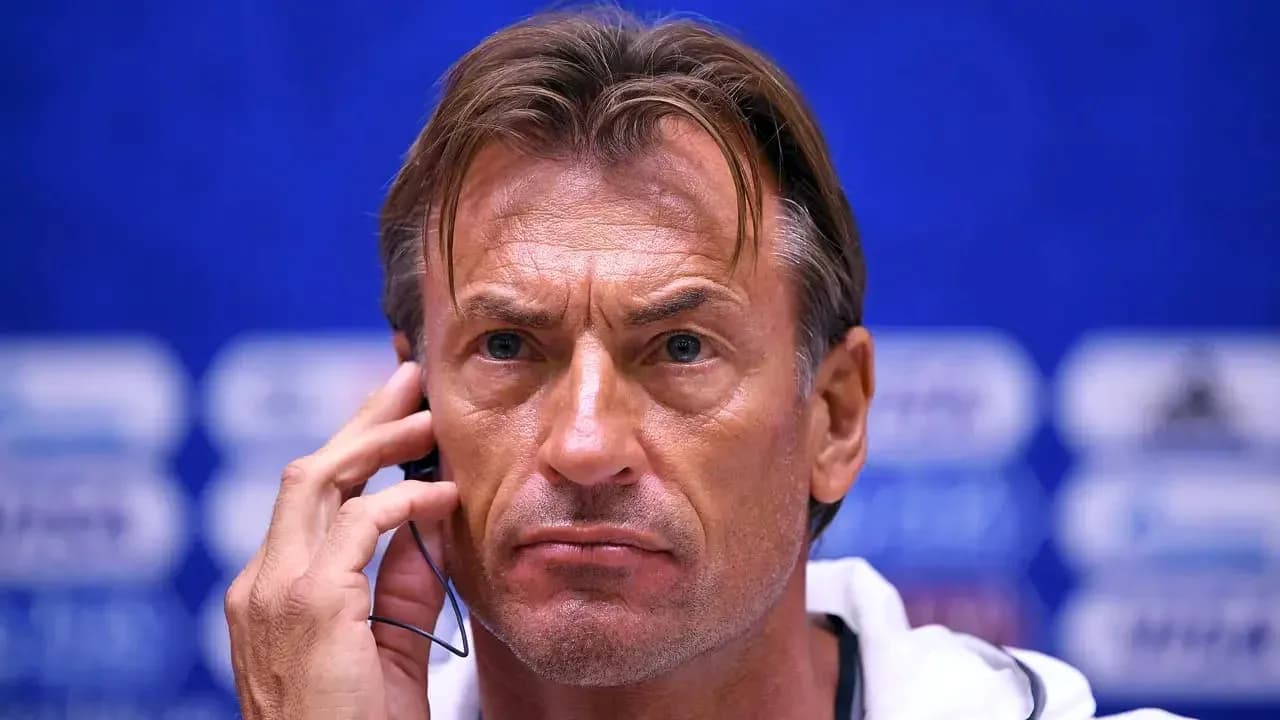 Entrenador en conferencia de prensa con auriculares