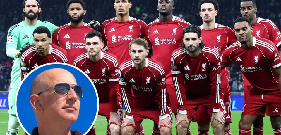 Equipo de Liverpool posando en el campo de juego