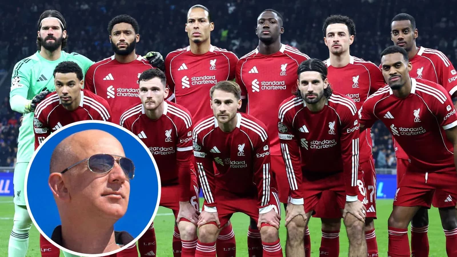 Equipo de Liverpool posando en el campo de juego