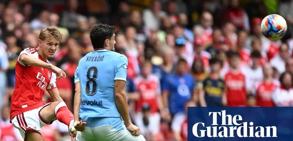 Jugador de Arsenal disparando hacia el arco durante partido