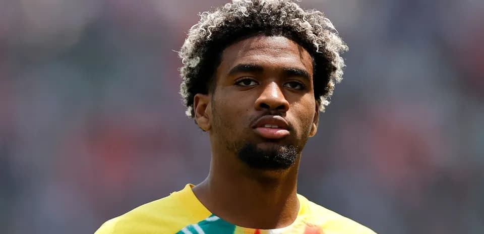 Jugador en uniforme amarillo antes del partido