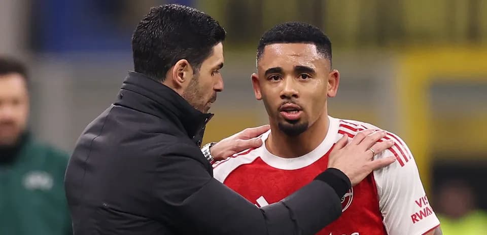 Entrenador hablando con jugador de Arsenal durante partido