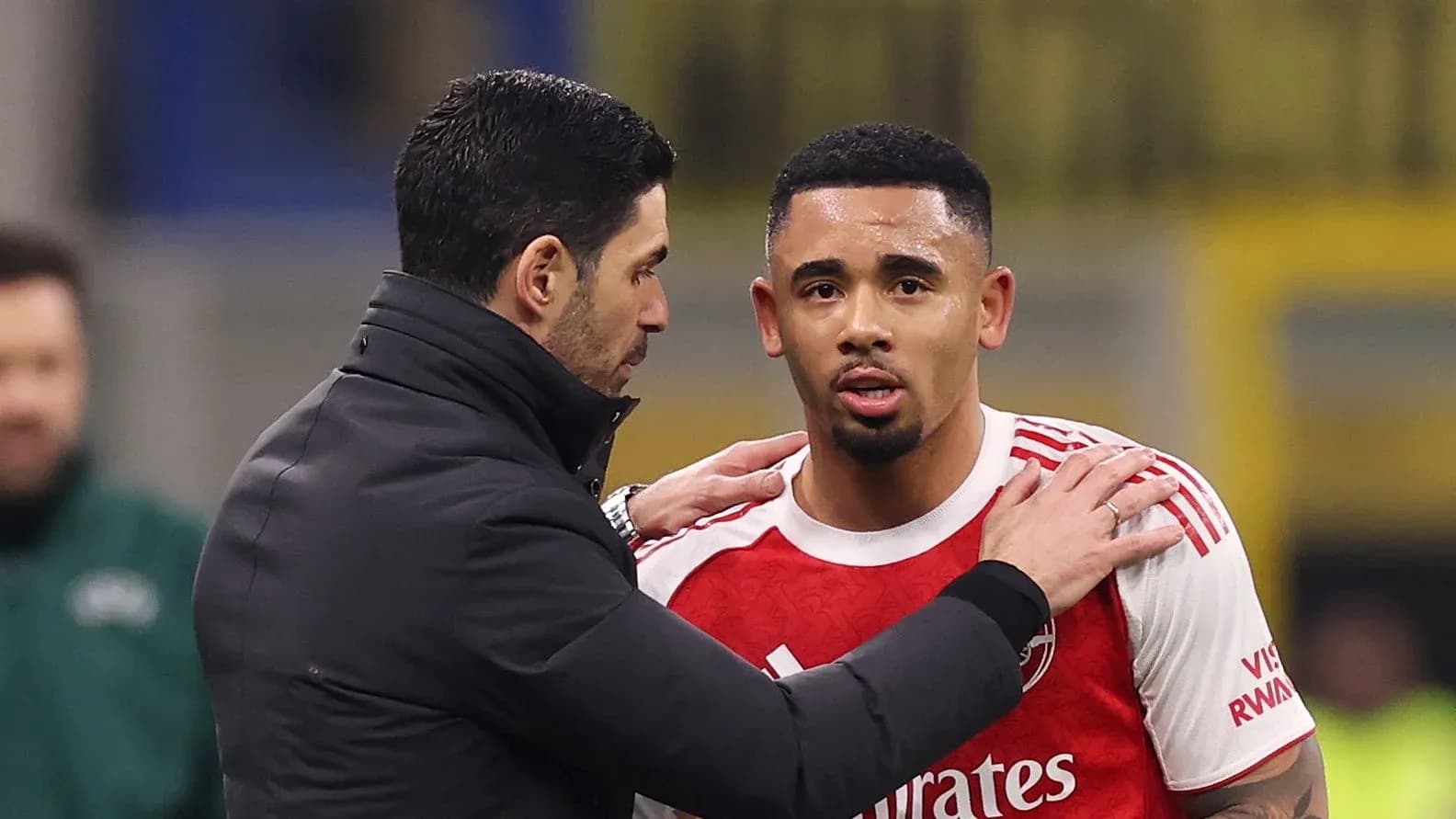Entrenador hablando con jugador de Arsenal durante partido