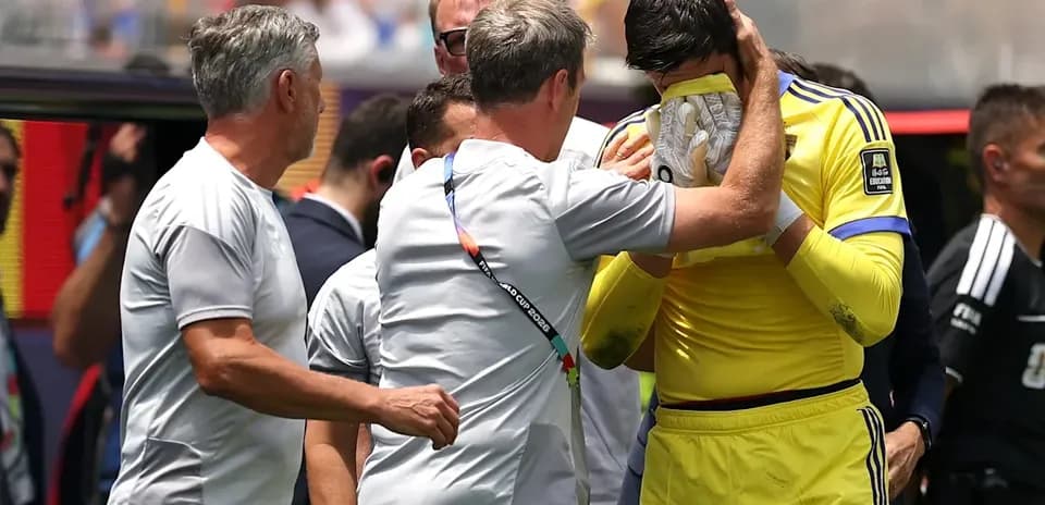 Entrenador consuela al portero tras el partido