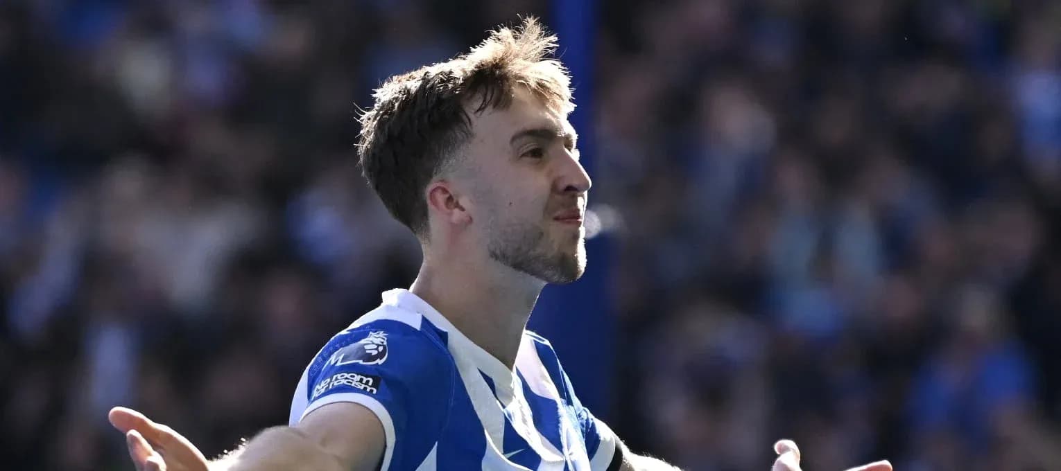 Jugador celebrando un gol en el campo de fútbol