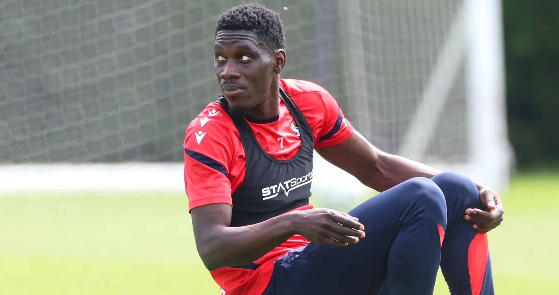 Jugador sentado en el campo durante entrenamiento