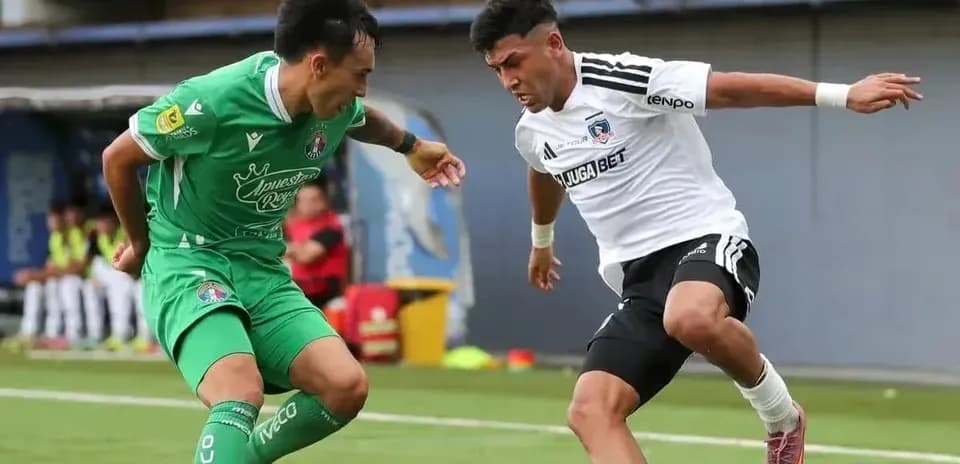 Jugadores de Colo Colo y A. Italiano en acción