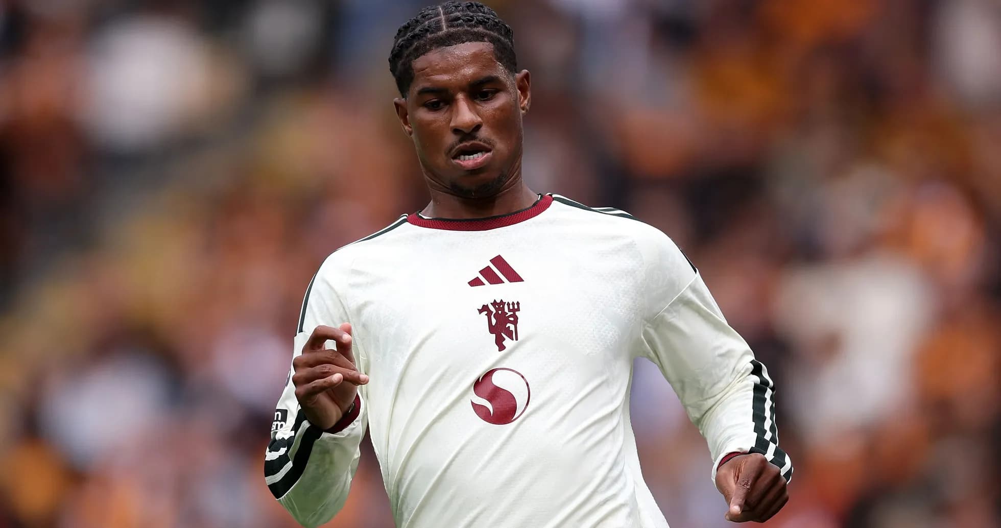 Jugador corriendo en campo durante un partido