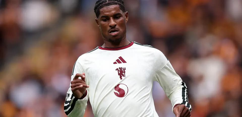 Jugador corriendo en campo durante un partido
