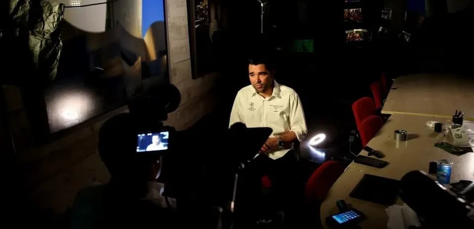 Entrevista en estudio con luces y cámara
