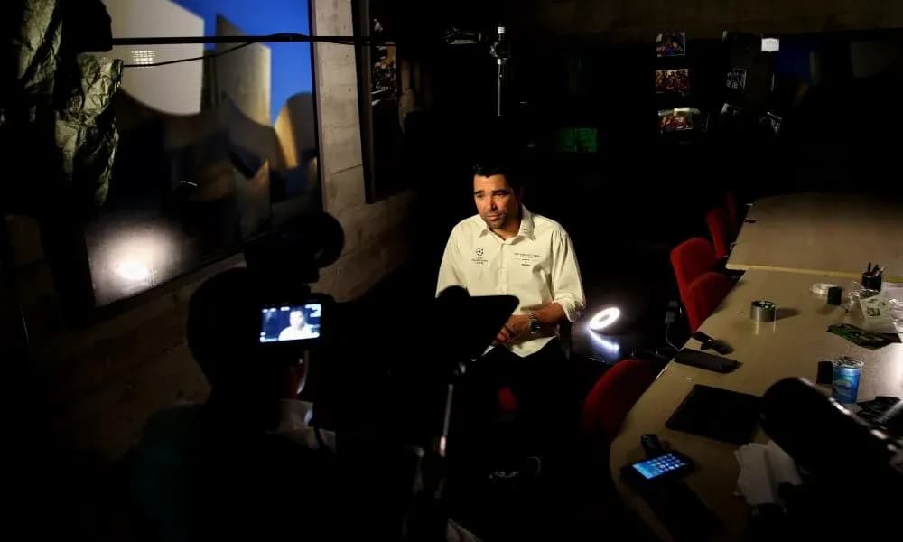 Entrevista en estudio con luces y cámara