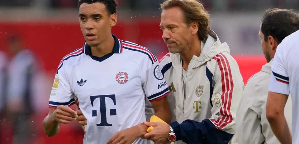 Jugador de Bayern Munich recibiendo instrucciones del entrenador