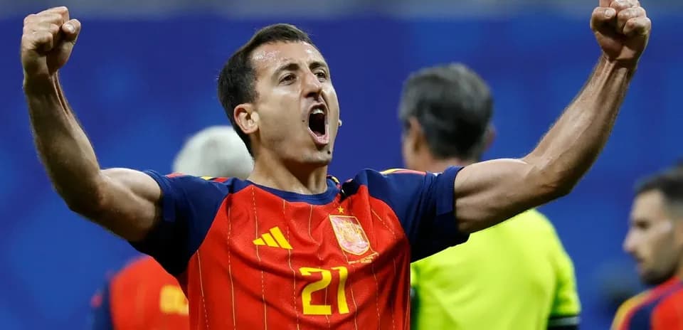 Jugador español celebrando con los brazos en alto