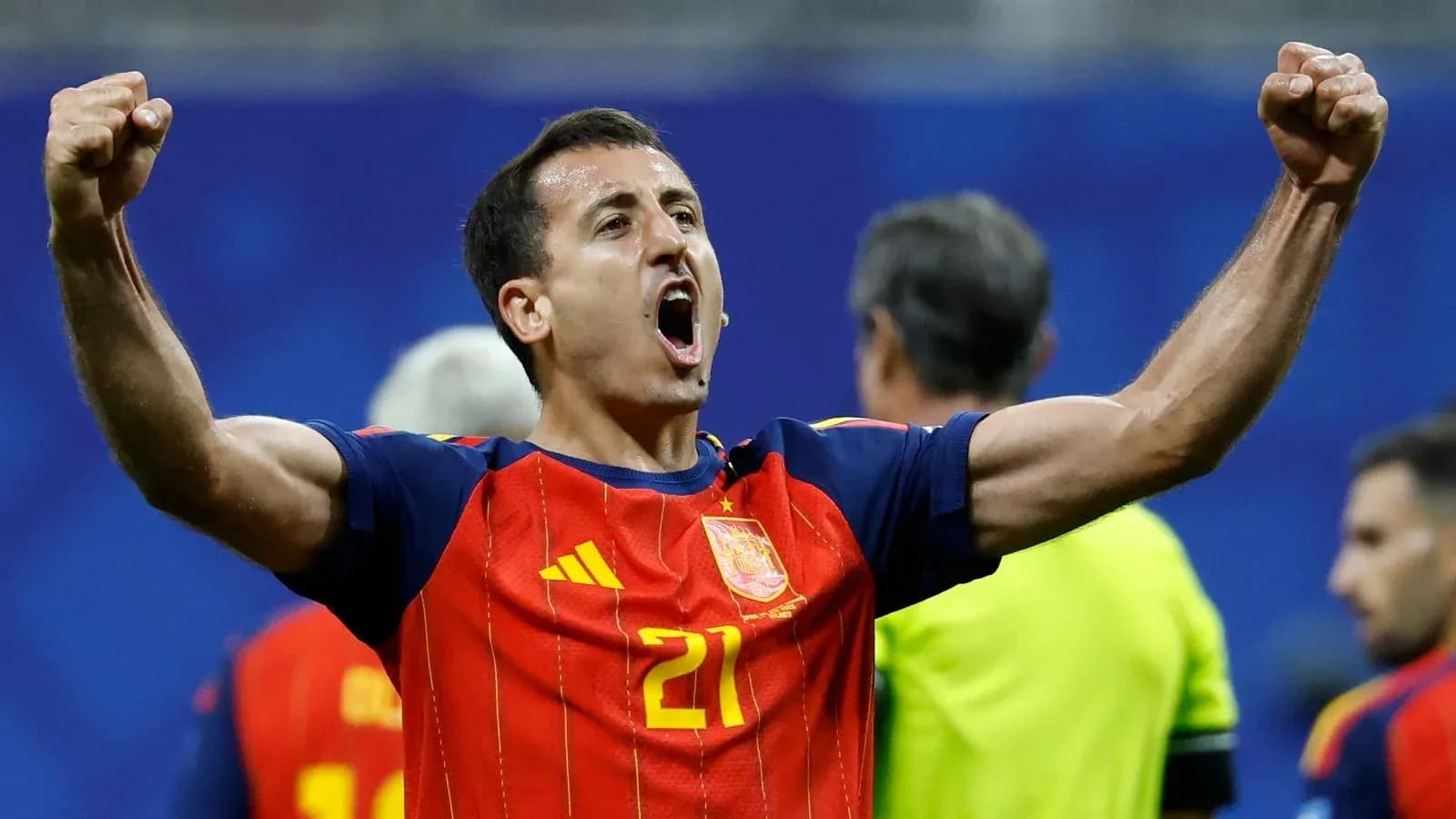 Jugador español celebrando con los brazos en alto