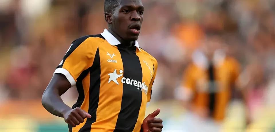 Jugador corriendo en el campo con camiseta amarilla y negra