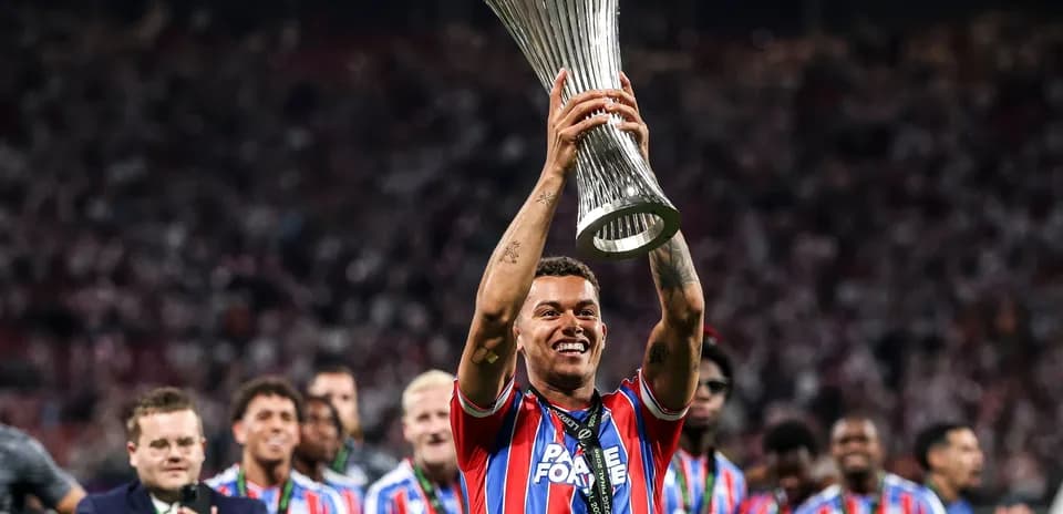 Jugador levantando el trofeo de la UEFA