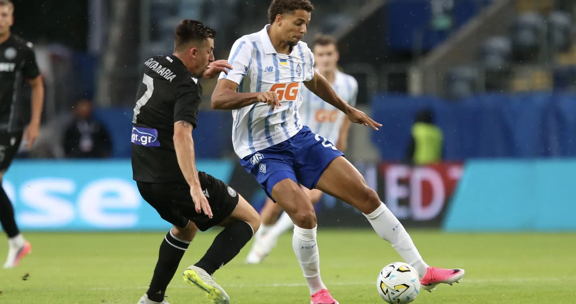 Jugador de Dynamo Kyiv driblando contra PAOK