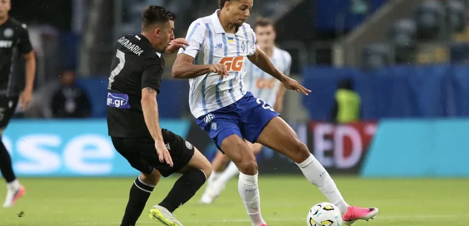 Jugador de Dynamo Kyiv driblando contra PAOK