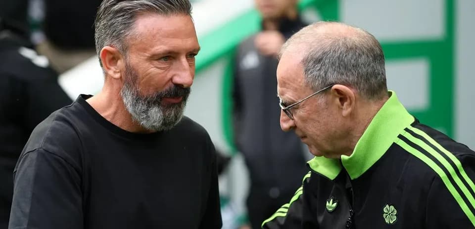 Entrenadores saludándose en el campo de juego