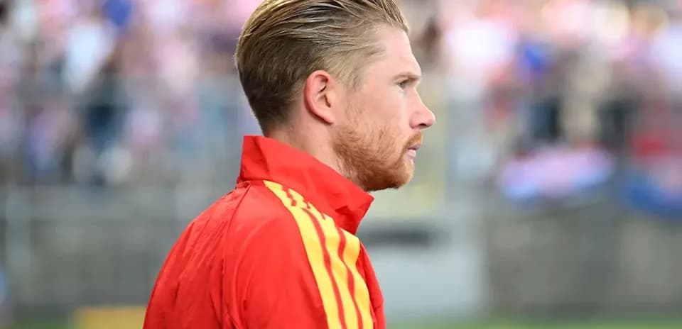 Jugador de fútbol en uniforme rojo en el campo