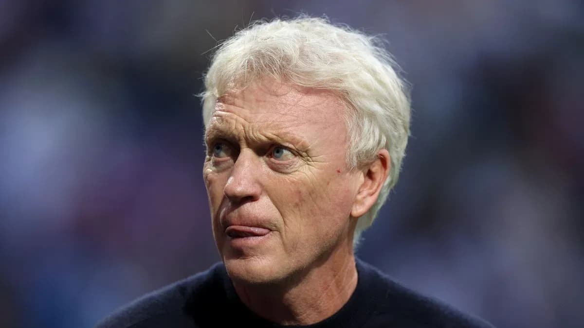 Entrenador observando durante un partido de fútbol