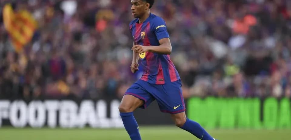 Jugador de Barcelona corriendo con el balón en campo