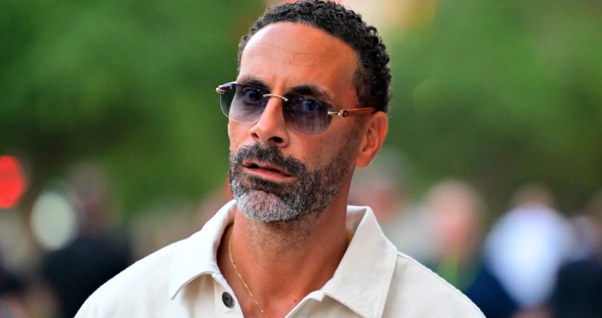 Hombre con gafas de sol caminando por la calle