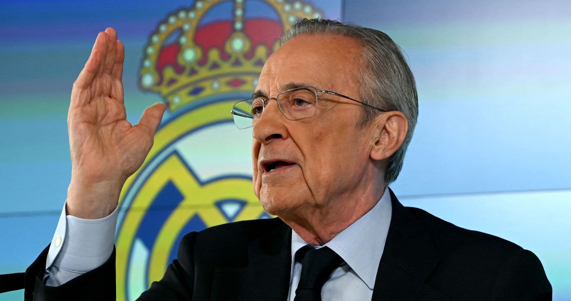 Presidente hablando en conferencia de prensa del Real Madrid
