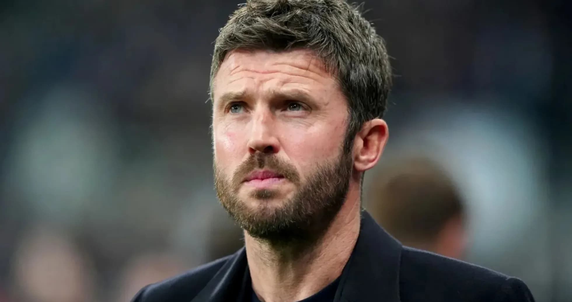 Entrenador observando el partido desde la banda