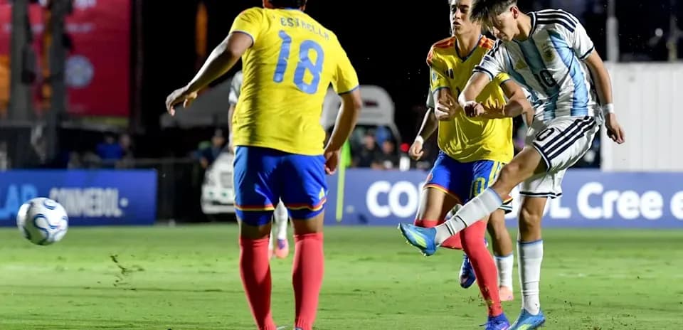 Jugador argentino disparando a puerta durante partido