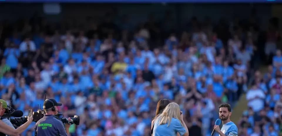Jugador hablando ante la multitud agradecida en el estadio