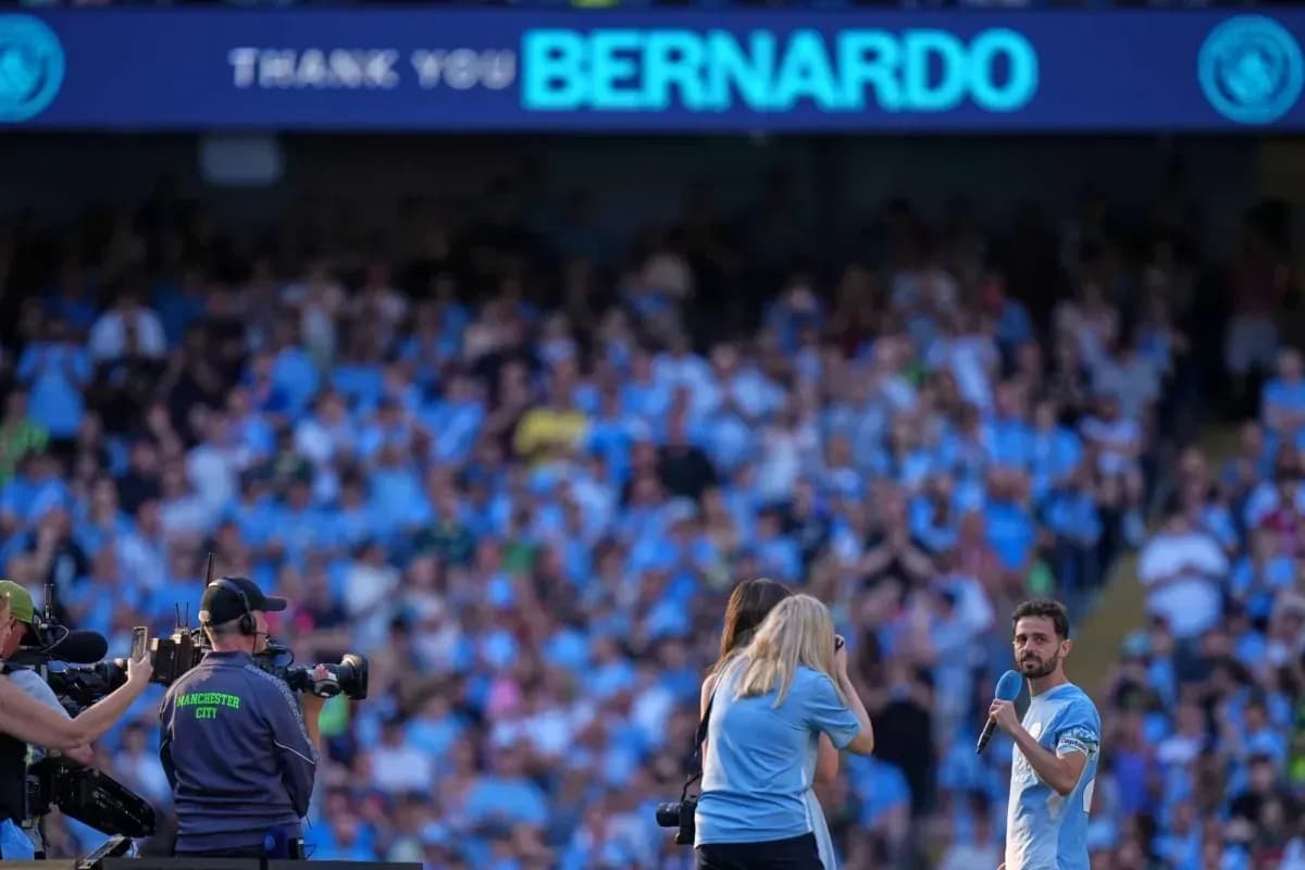 Jugador hablando ante la multitud agradecida en el estadio
